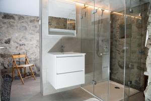 SchmittenにあるHaus Schmitten - Davosの洗面台とシャワー付きのバスルーム +35枚の写真