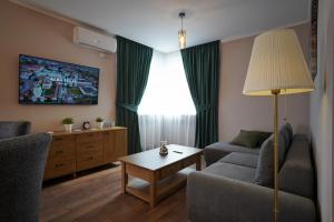 a living room with a couch and a table at Apartamentul Cetății Alba Iulia in Alba Iulia