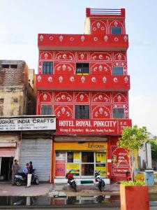 een rood gebouw met een koninklijke apotheek bij Hotel Royal Pinkcity in Jaipur