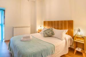 1 dormitorio con 1 cama grande y cabecero de madera en Acogedora casa rural con jardín y barbacoa próxima a Pamplona, en Ilzarbe