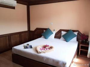 1 dormitorio con 1 cama blanca grande con almohadas azules en PP Natural Hill en Islas Phi Phi