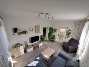 ein Wohnzimmer mit einem Sofa und einem TV in der Unterkunft Ferienwohnung Lehmann in Pirna