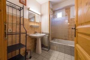 een badkamer met een wastafel, een douche en een toilet bij Fleurs et Neige in Lanslevillard