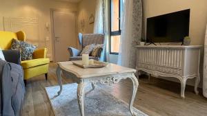 - un salon avec une table et une télévision dans l'établissement Antica Dimora Corte Bolghetto, à Coldrerio