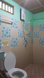 uma casa de banho com um WC e um chuveiro em PP Natural Hill em Phi Phi Don