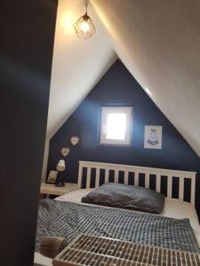 - une chambre avec un mur bleu et un lit dans l'établissement Schöne Wohnungen in Schwandorf, à Schwandorf in Bayern