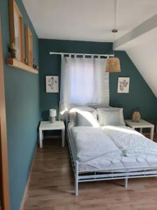 - une chambre avec un lit et un mur vert dans l'établissement Schöne Wohnungen in Schwandorf, à Schwandorf in Bayern