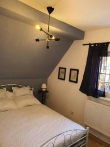- une chambre avec un lit et un ventilateur de plafond dans l'établissement Schöne Wohnungen in Schwandorf, à Schwandorf in Bayern