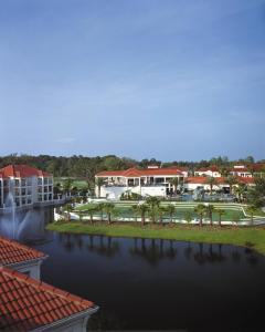 Vista ariale di un resort con un bacino d'acqua di Club Wyndham Star Island a Kissimmee