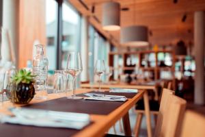 All-Suite Resort Ötztal inklusive Summer Card餐厅或其他用餐的地方