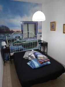 uma cama num quarto com um espelho e uma cama sidx sidx em WBS ON MARINA ASHKELON em Ashkelon