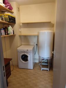 a small laundry room with a washing machine in it at Grand T2 lumineux Viarme/Talensac avec parking in Nantes