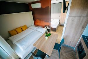 A bed or beds in a room at Seehotel Hoffmann