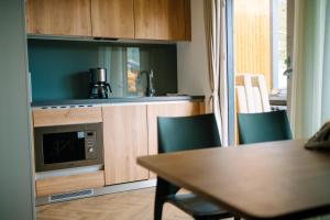 A kitchen or kitchenette at Seehotel Hoffmann