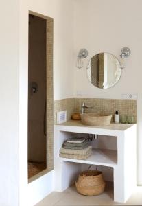 La salle de bains est pourvue d'un lavabo et d'un miroir. dans l'établissement Casa Mimi, à Gérgal
