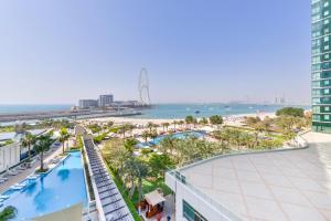 - Vistas aéreas a un complejo con piscina y playa en Address Beach Residences, en Dubái
