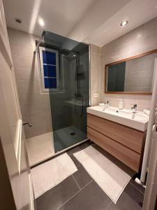 La salle de bains est pourvue d'une douche et d'un lavabo. dans l'établissement Le beau Milo 2 chambres Coeur de ville avec Balcon Netflix, au Creusot