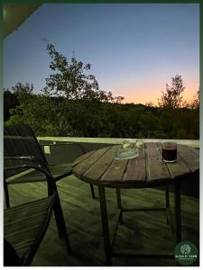 een houten tafel en 2 stoelen op een patio bij AlSalti Farm - مزرعة السلطي in Ajloun