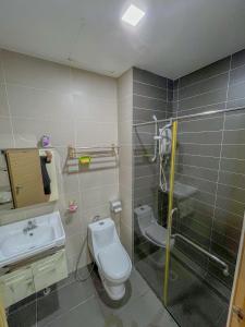 ein Bad mit einer Dusche, einem WC und einem Waschbecken in der Unterkunft Hii's Cozy Homestay in Miri