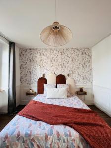 1 dormitorio con 1 cama grande con manta roja en Charmant appartement plein centre ville - parking privé en Auxerre