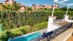 einen Balkon eines Hauses mit Pool in der Unterkunft Villa Castano J-A Murcia Holiday Rentals Property in Torre-Pacheco