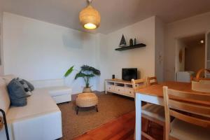 ein Wohnzimmer mit einem Tisch und einem Esszimmer in der Unterkunft Ondas de Ofir in Fão