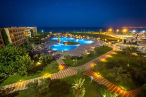 een uitzicht over een park met 's nachts een zwembad bij Hotel Nour Palace Resort & Thalasso Mahdia in Mahdia