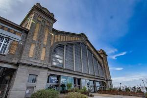 un grand bâtiment avec beaucoup de fenêtres dans l'établissement Chez MARLENE, à Quettehou