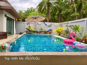 Bazén v ubytování Siri Nathai Pool Villa สิรินาไทย พูลวิลล่า nebo v jeho okolí