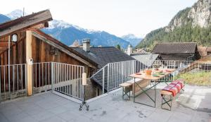 d'une terrasse avec une table et des chaises sur un balcon. dans l'établissement Haus Schmitten - Davos, à Schmitten