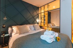 une chambre avec un lit sur lequel est allongé un bébé dans l'établissement Albergo Caffe Centrale, à Mezzocorona