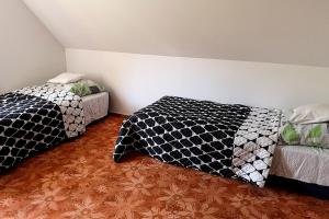 two beds sitting next to each other in a room at Ranczo Spełnionych Marzeń in Sosnówka