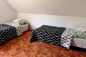 dwa łóżka siedzące obok siebie w pokoju w obiekcie Ranczo Spełnionych Marzeń w mieście Sosnówka