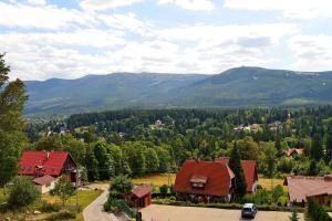 una vista aerea di una città con montagne sullo sfondo di Apart Invest Szklarska 800 B4 a Szklarska Poręba