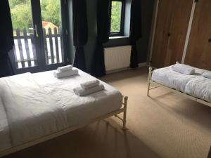 ein Schlafzimmer mit 2 Betten und Handtüchern darauf in der Unterkunft Hall Farmhouse.. dog friendly, large outdoor pool, BBQ and fire pit in Kings Lynn