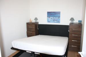 Postel nebo postele na pokoji v ubytování Appt les pieds dans l'eau