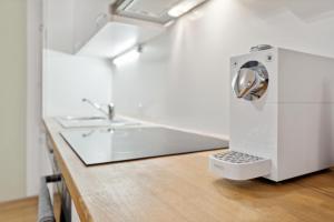 ein Badezimmer mit einem Waschbecken und einem WC auf dem Tresen in der Unterkunft Florian's apartments in Mariahilf Vienna in Wien