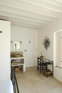 a white room with a table and a sink at Casa Mimi in Gérgal