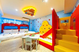 羅東鎮的住宿－童玩樂親子旅宿Toy Fun Hotel，儿童间 - 带一间豆科卧室