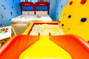 Postel nebo postele na pokoji v ubytování 童玩樂親子旅宿Toy Fun Hotel