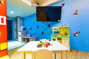 TV a/nebo společenská místnost v ubytování 童玩樂親子旅宿Toy Fun Hotel