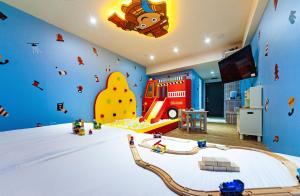 TV a/nebo společenská místnost v ubytování 童玩樂親子旅宿Toy Fun Hotel