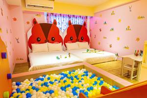 Postel nebo postele na pokoji v ubytování 童玩樂親子旅宿Toy Fun Hotel