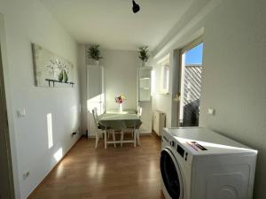 a kitchen with a washing machine in a room at R&L Apartment Wettiner Strasse in Leipzig