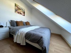 sypialnia z łóżkiem w środku schodów w obiekcie R&L Apartment Wettiner Strasse w Lipsku