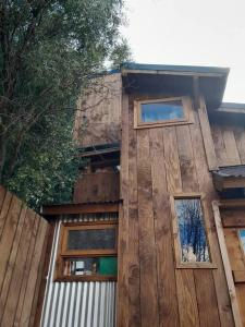 サン・カルロス・デ・バリローチェにあるCalida Mini Casaの窓側の木造建築