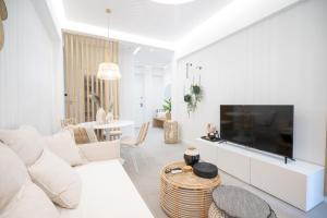 salon z białą kanapą i telewizorem w obiekcie Piraeus 1 bedroom 4 persons apartment w Pireusie