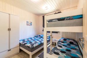 a bunk bed room with two bunk beds at Amber Domki in Jarosławiec