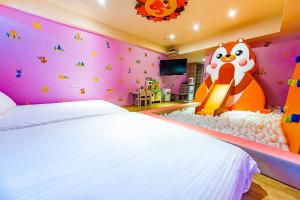 Postel nebo postele na pokoji v ubytování 童玩樂親子旅宿Toy Fun Hotel
