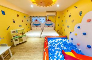 Postel nebo postele na pokoji v ubytování 童玩樂親子旅宿Toy Fun Hotel